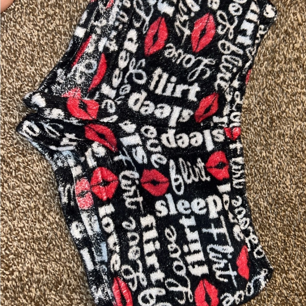 Cozy Lip Print Lounge Shorts